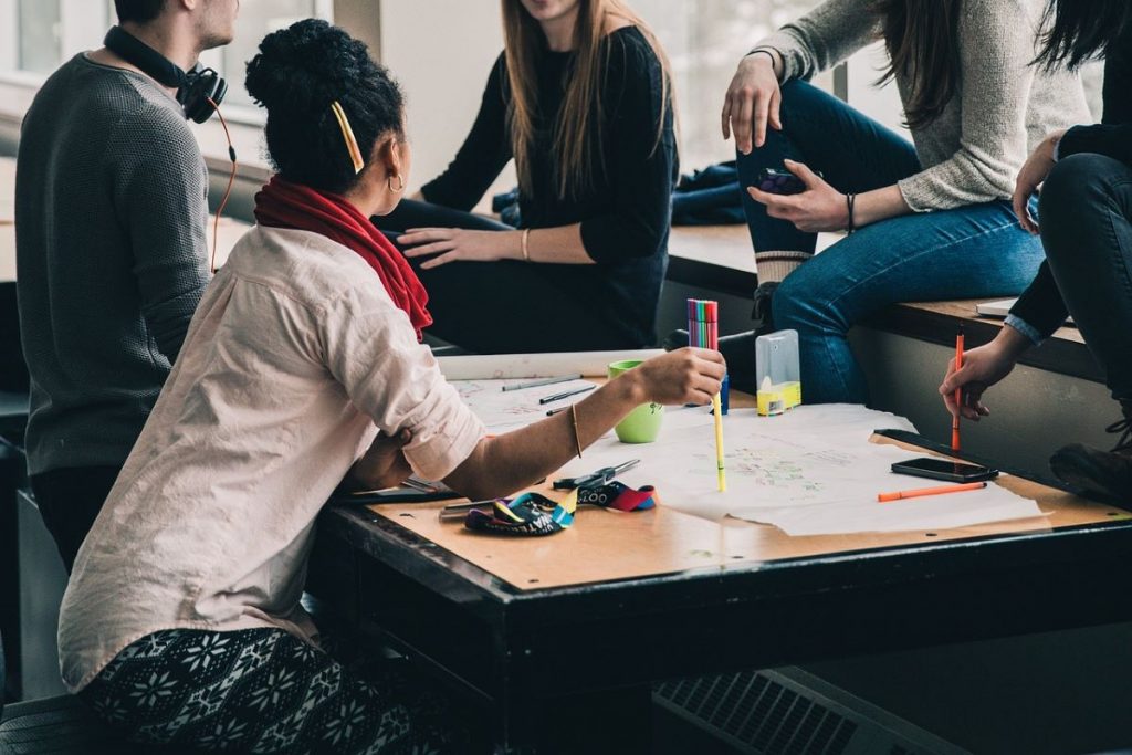 Las estancias son totalmente gratuitas y los beneficiarios recibirán un mínimo de 40 horas de clases de inglés (Imagen de StockSnap)