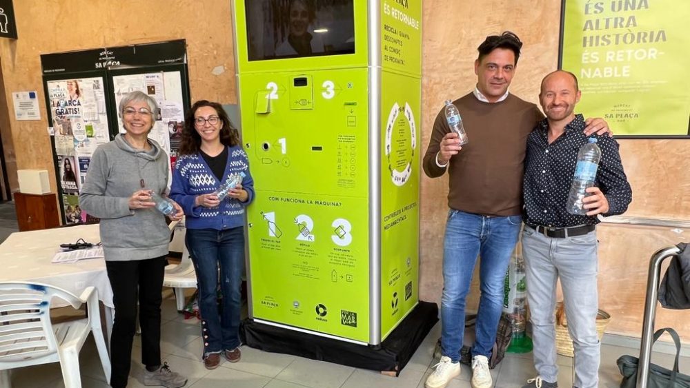 Presentando la nueva maquina de reciclaje de vidrio en el Mercat de Maó (Foto: Tolo Mercadal)