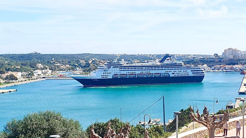 El 'Vasco de Gama' entrando en el puerto de Maó (Foto: Nando Andreu)