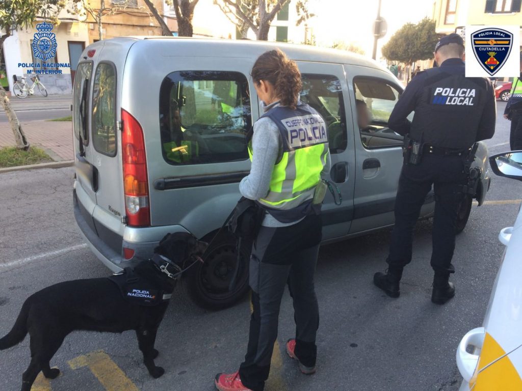 La Unidad Canina de la Jefatura Superior de Baleares se ha sumado al dispositivo. FOTO.- CNP