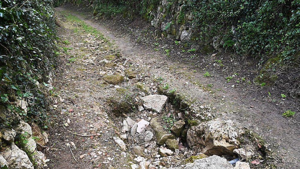 Los grandes hoyos del camino dificultan la circulación (Foto: Tolo Mercadal)