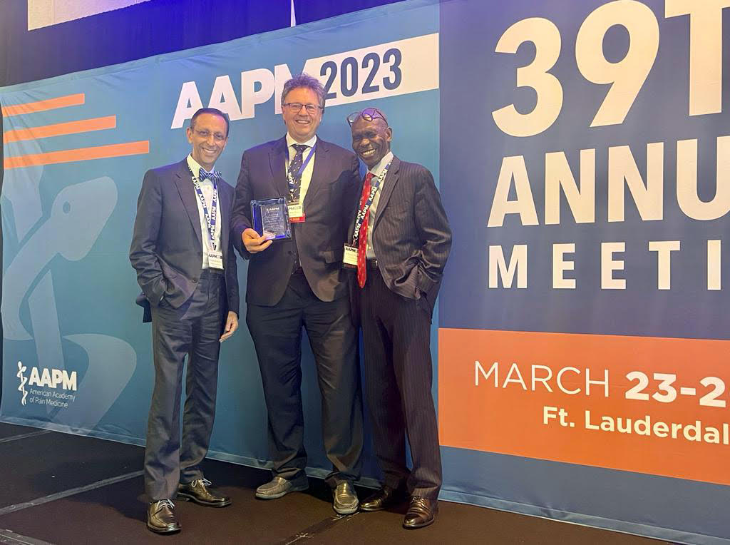 El dr. Jordi Moya recogiendo el premio «Presidential Conmemoration 2023» de manos del presidente de la entidad, el profesor dr. Kayode William, y del profesor dr. Farshad Ahadian, presidente electo de la AAPM