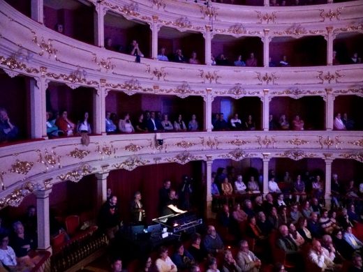 (Fotos) La Orquesta Sinfónica de Baleares llena el Teatro Principal de Maó