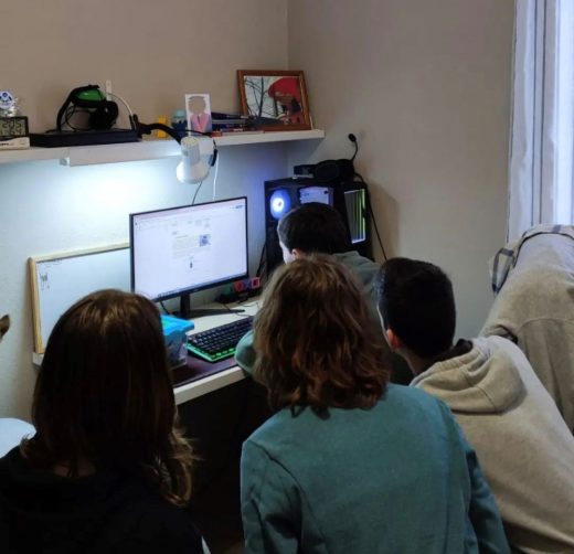 Estudiantes trabajando ante el ordenador para superar el reto