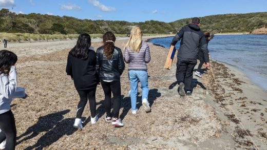 Los alumnos de 1º de ESO del IES Pasqual Calbó, con el asesoramiento del GOB Menorca, han recopilado las primeras muestras de arena (Imagen: GOB Menorca)