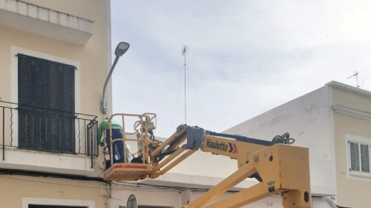 Los operarios cambian los puntos de luz estos días