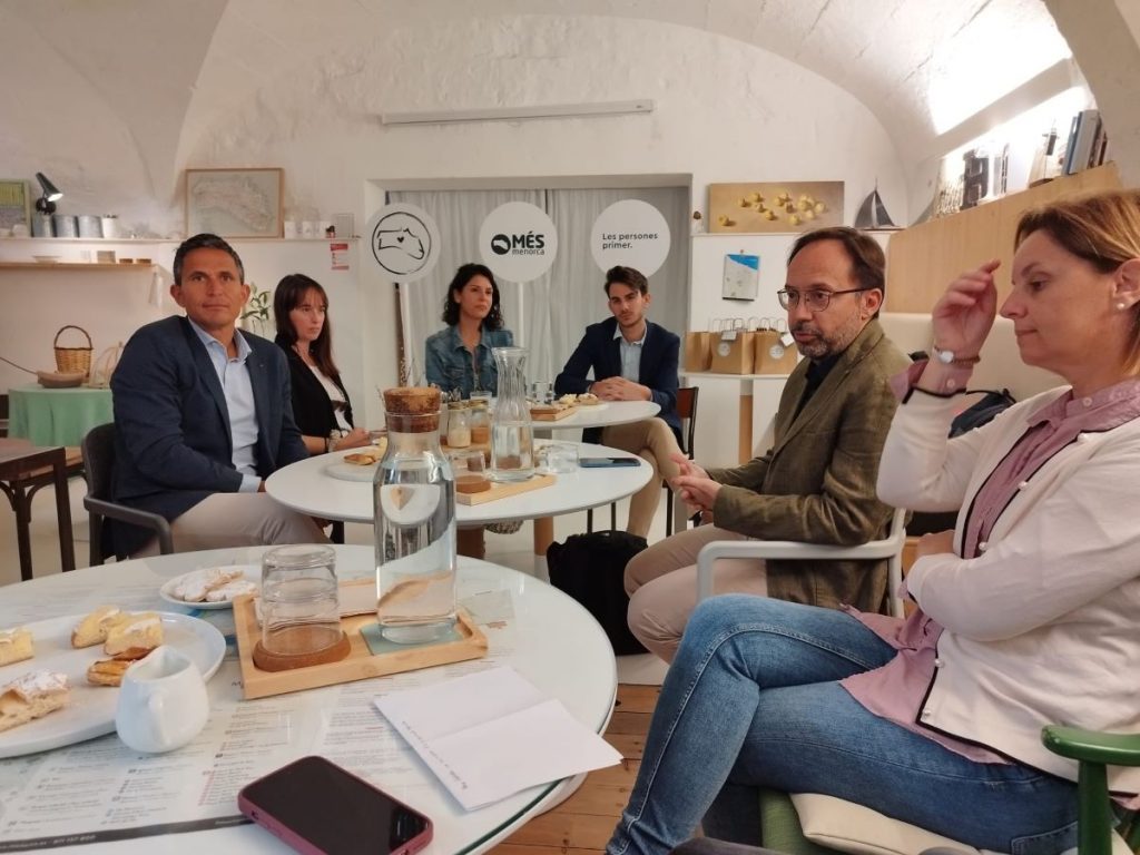 Juaneda y Castells con otros candidatos de Més per Menorca esta mañana en rueda de prensa (Foto: J.R.)