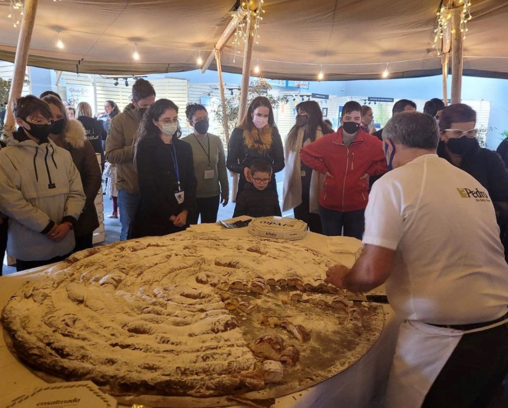 Para los asistentes se llevará a cabo una cata de ensaimada gigante a cargo de Panadería Pedro