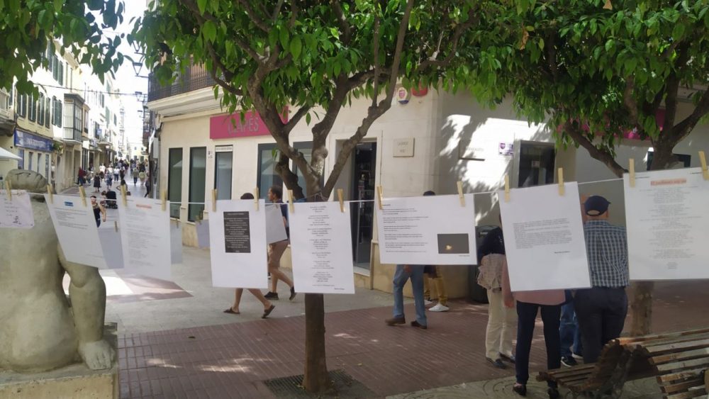 La poesía sale a las calles de Maó.