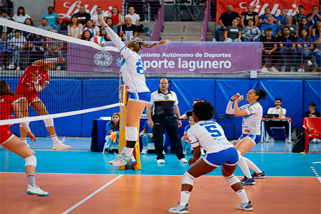 Un instante del primer partido de la Semifinal  en La Laguna