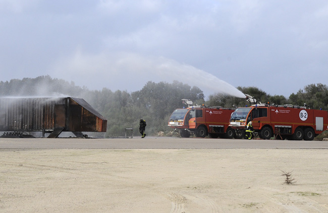 Bomberos del aeropuerto.