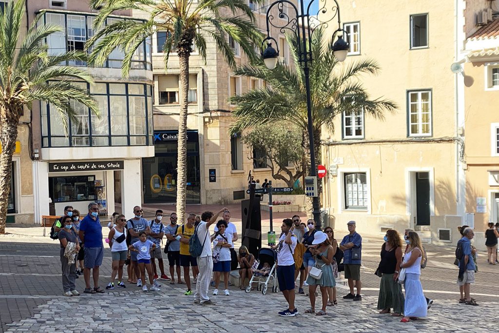 Turistas en Maó.