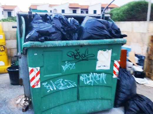 (Fotos) Comerciantes de Cala en Blanes denuncian el pésimo estado de la urbanización