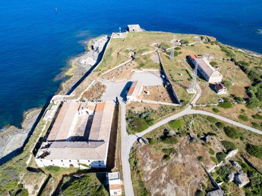 Un escenario sobre el acantilado que mira a la Torre del Penjat, el nuevo Lazareto Festival