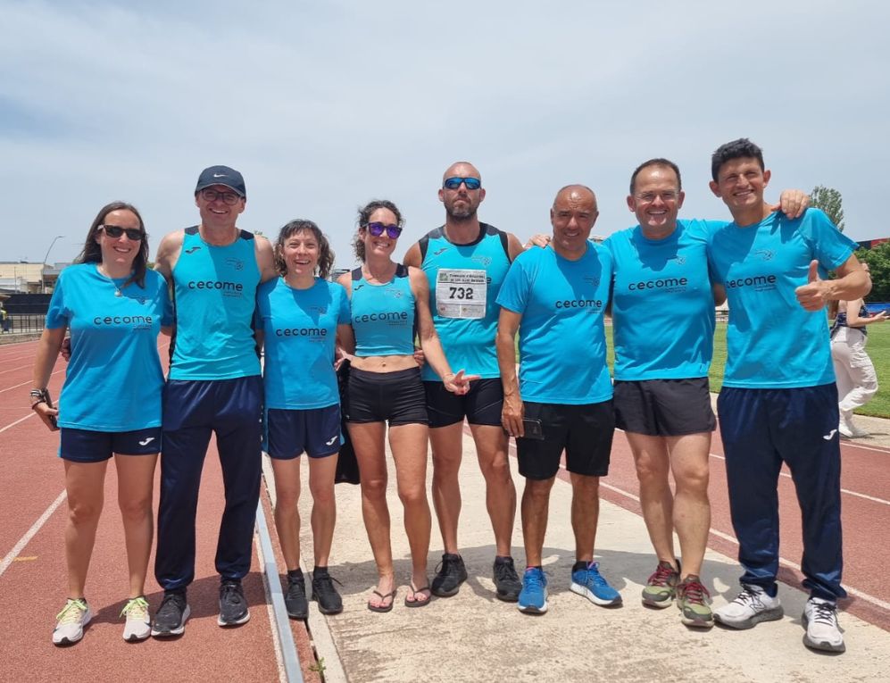 Lita López con los atletas de Cecome Menorca Atletisme