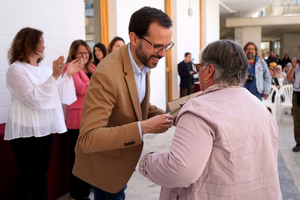 Héctor Pons en una imagen de archivo entregado las llaves de nuevos pisos de protección oficial