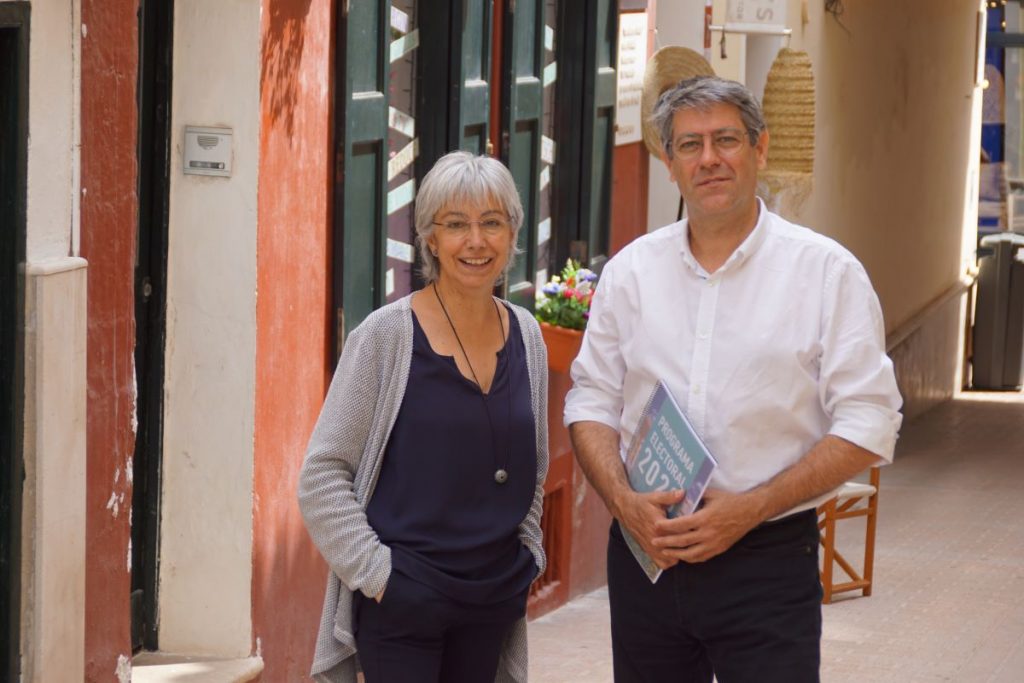 El candidato a la alcaldía, Jordi Tutzó, acompañado por Conxa Juanola