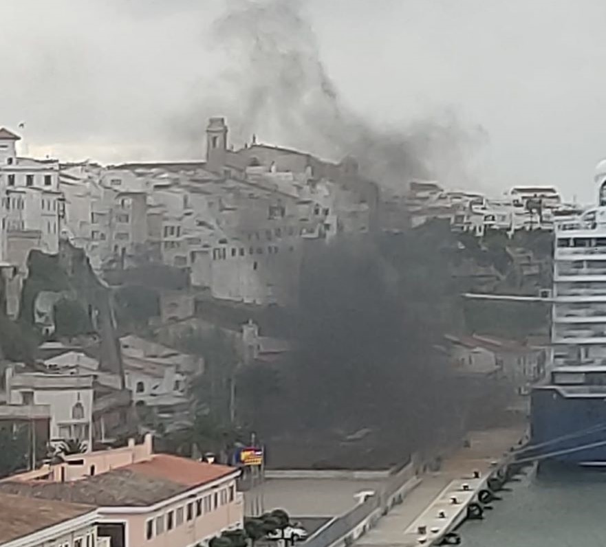 La humareda negra se ha extendido por esa zona del puerto de Maó (Foto: J.H.C.)