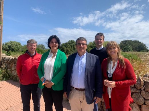 Los candidatos Jordi López y Juana Mari Pons con otros miembros de su lista (Foto: PP Menorca)