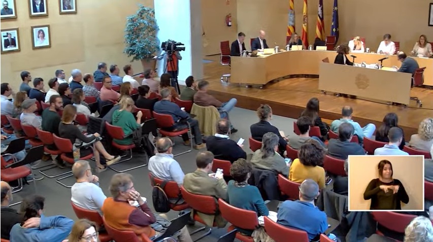 El salón del Plenos del Consell de Menorca estaba lleno de gente esta mañana