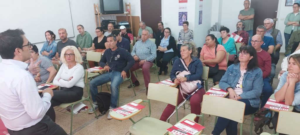 Un momento de la reunión celebrada este martes en la sede de UGT en Maó