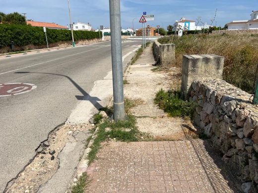 (Fotos) Comerciantes de Cala en Blanes denuncian el pésimo estado de la urbanización