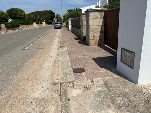 (Fotos) Comerciantes de Cala en Blanes denuncian el pésimo estado de la urbanización