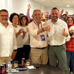 Benejam celebra con la familia 'popular' una nueva victoria en Alaior. FOTO. PP