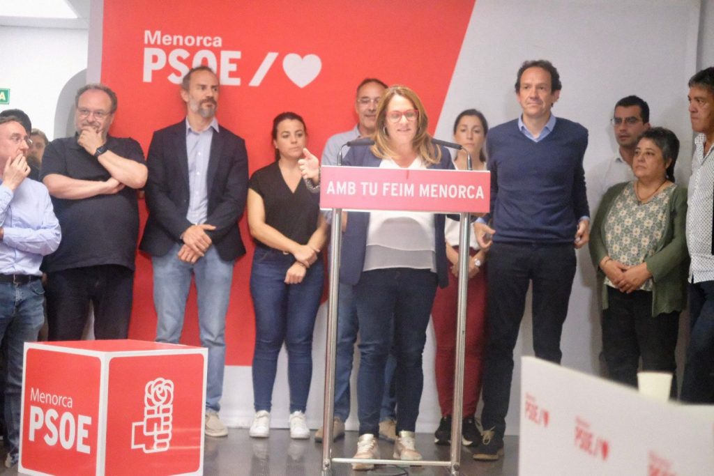 Susana Mora, con Marc Pons y otros compañeros, en su comparecencia para valorar los resultados. FOTO.- PSOE