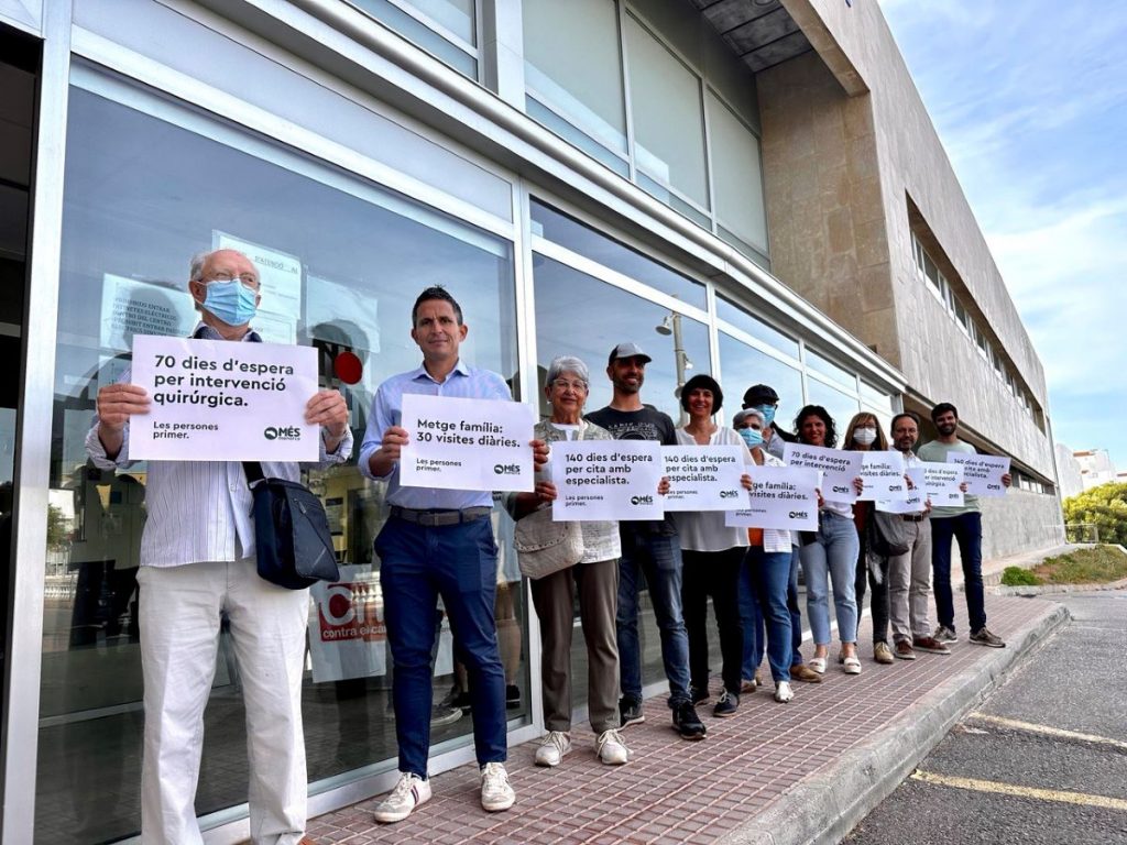 Candidatos de Més per Menorca en el centro de salud Canal Salat esta mañana