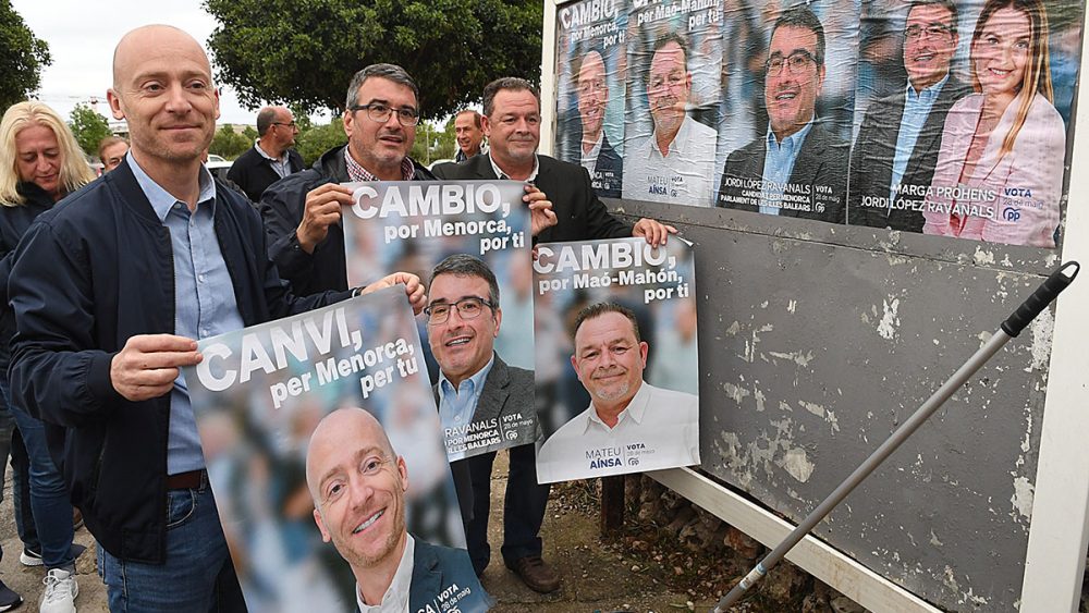 Los candidatos del PP han iniciado la 'pegada de carteles' en Maó (Foto: Tolo Mercadal)