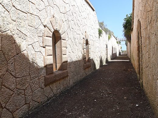 Un escenario sobre el acantilado que mira a la Torre del Penjat, el nuevo Lazareto Festival