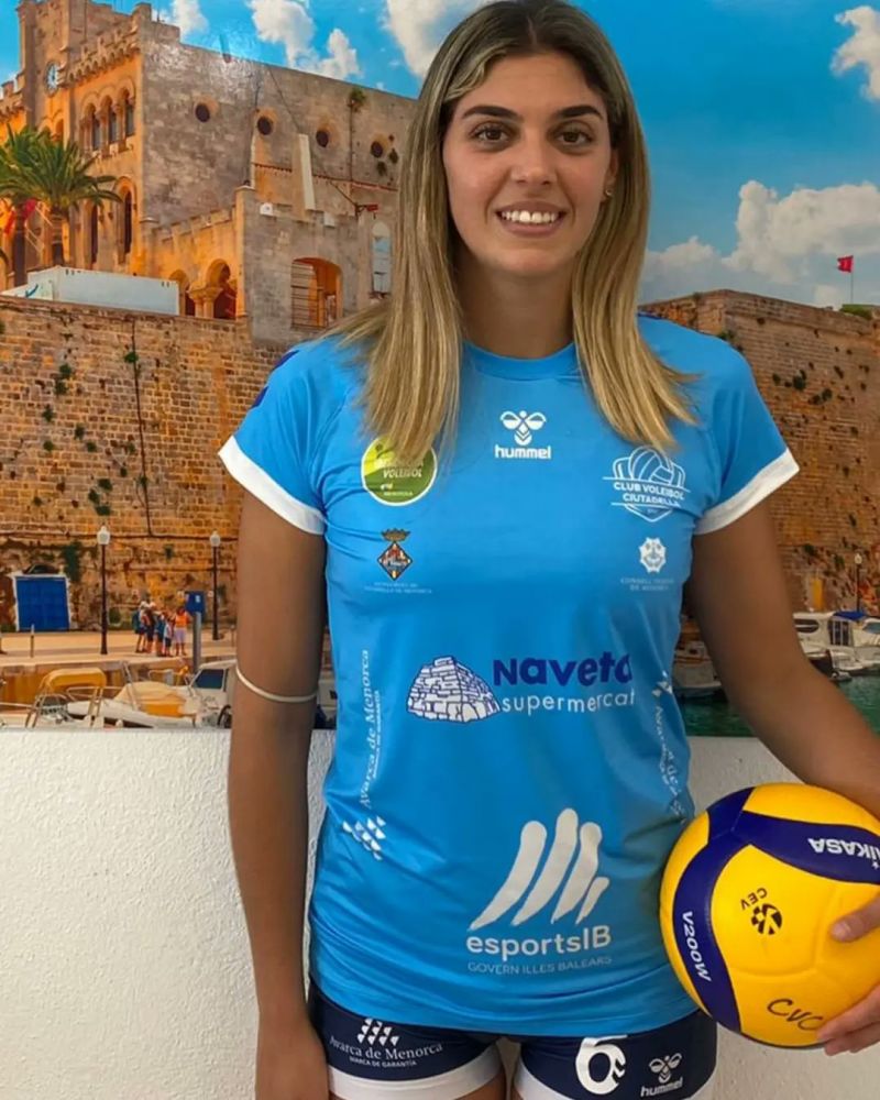 Mireia Orozco con la nueva equipación (Foto: CV Ciutadella)