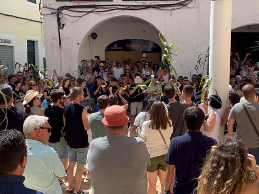 (Fotos) Llegada masiva de viajeros en el primer gran día de Sant Joan