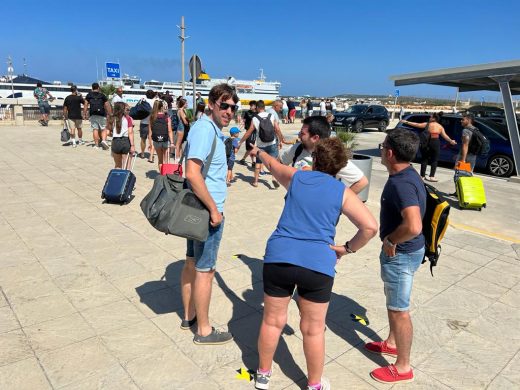 (Fotos) Llegada masiva de viajeros en el primer gran día de Sant Joan