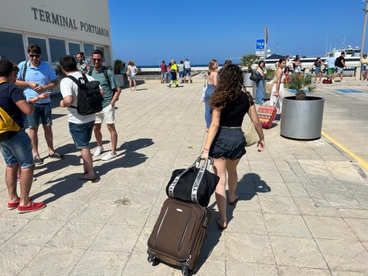 (Fotos) Llegada masiva de viajeros en el primer gran día de Sant Joan