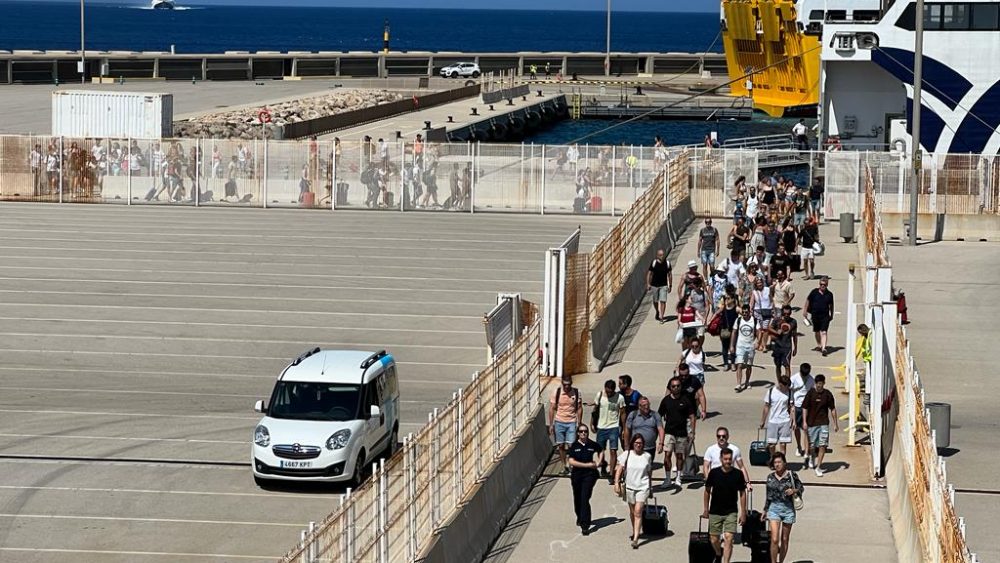 Centenares de pasajeros desembarcan del buque de Menorca Lines (Fotos: Tolo Mercadal)