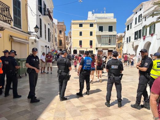 (Fotos) Llegada masiva de viajeros en el primer gran día de Sant Joan