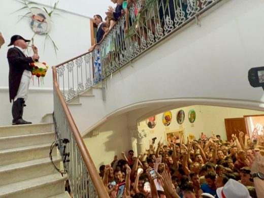(Fotos y vídeo) Un emotivo “primer toc” desata la fiesta en Ciutadella