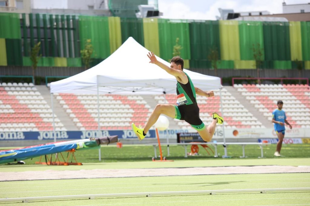 Nico Vila, en Triple Salto (Foto: Héctor Montero)