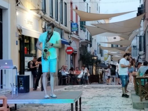 (Fotos) Maó ya disfruta las ‘Nits de música al carrer’