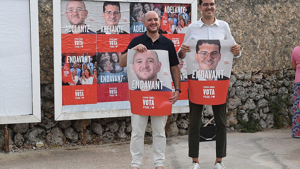 PSOE, PP y Sumar ya han colgado los primeros carteles en Mahón (Fotos: Tolo Mercadal)