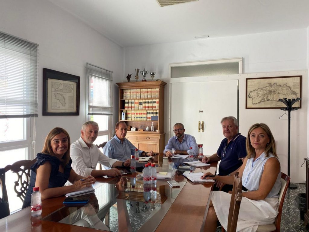 El primer encuentro ha tenido lugar con el alcalde de Es Castell, Lluís Camps.