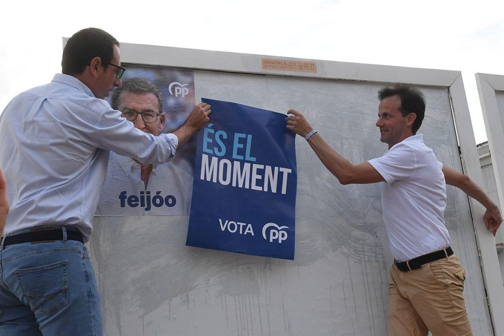 Los candidatos populares pegando los primeros carteles en Maó (Foto: Tolo Mercadal)