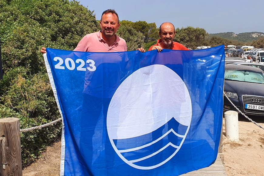 José Luis Benejam, alcalde, y Sito Triay, concejal de playas, urbanizaciones y medio ambiente, con la bandera azul 2023 en Son Bou