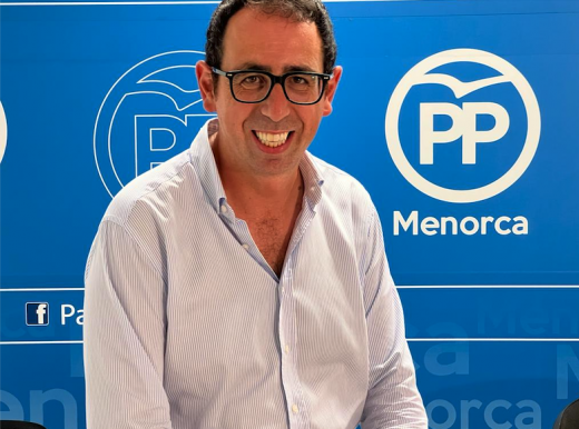 Cristóbal Marqués resalta el compromiso del Partido Popular con Menorca tras la victoria electoral.