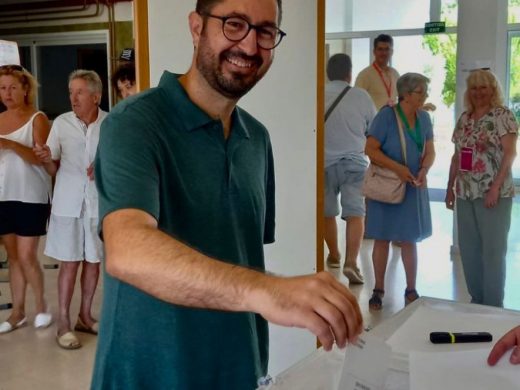 (Fotos) Goteo incesante de candidatos votando en Menorca