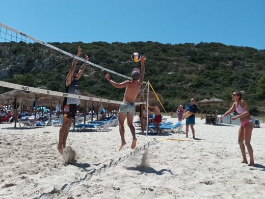 (Fotos) El vóley playa se adueña de Cala en Porter durante las festividades de Sant Llorenç