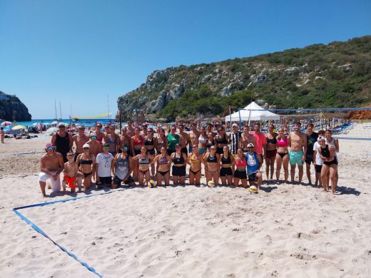 (Fotos) El vóley playa se adueña de Cala en Porter durante las festividades de Sant Llorenç