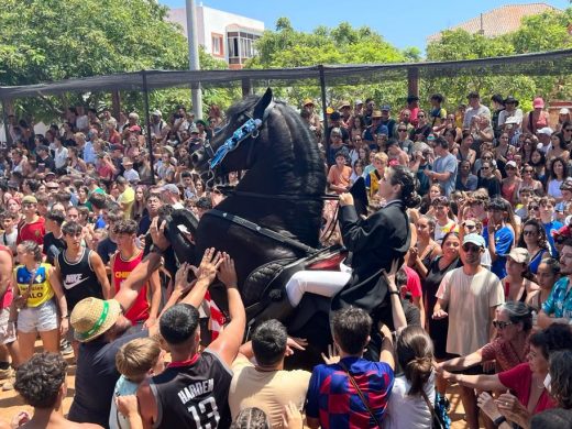 (Fotos y Vídeo) Es Castell vibra al ritmo del jaleo en las fiestas de Sant Jaume